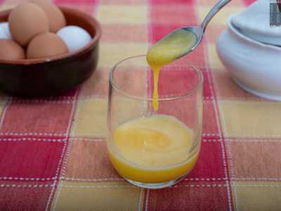 L�uovo �sbattuto� � Pi� che altro servito a colazione, l�uovo crudo rappresentava un pasto perfetto per iniziare la giornata grazie al suo apporto calorico e proteico. Dopo averlo separato dall�albume, il tuorlo veniva adagiato in un bicchiere o in una tazza per poi essere montato assieme a dello zucchero